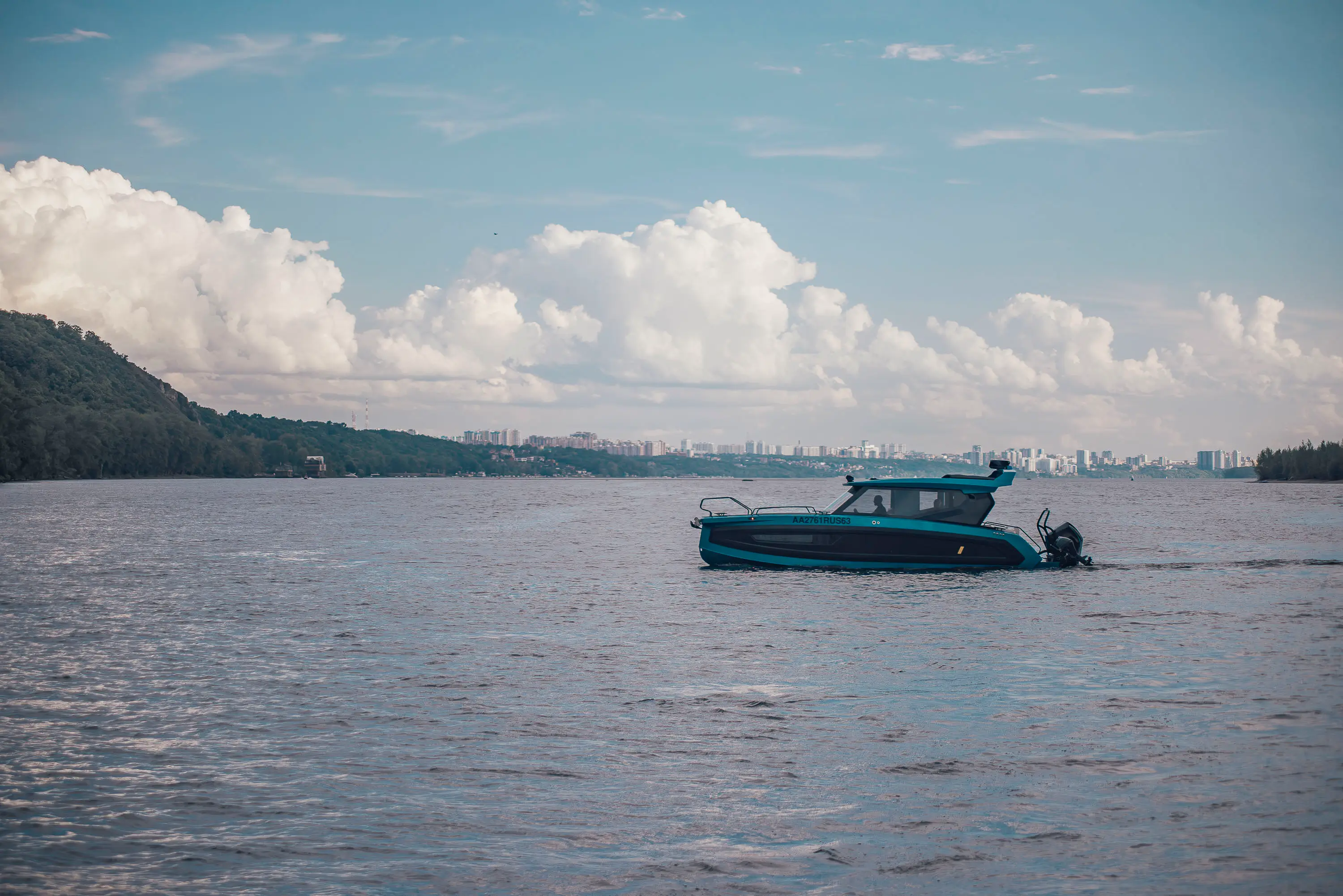 ONIX 850 Cruiser синий — крупный план на воде