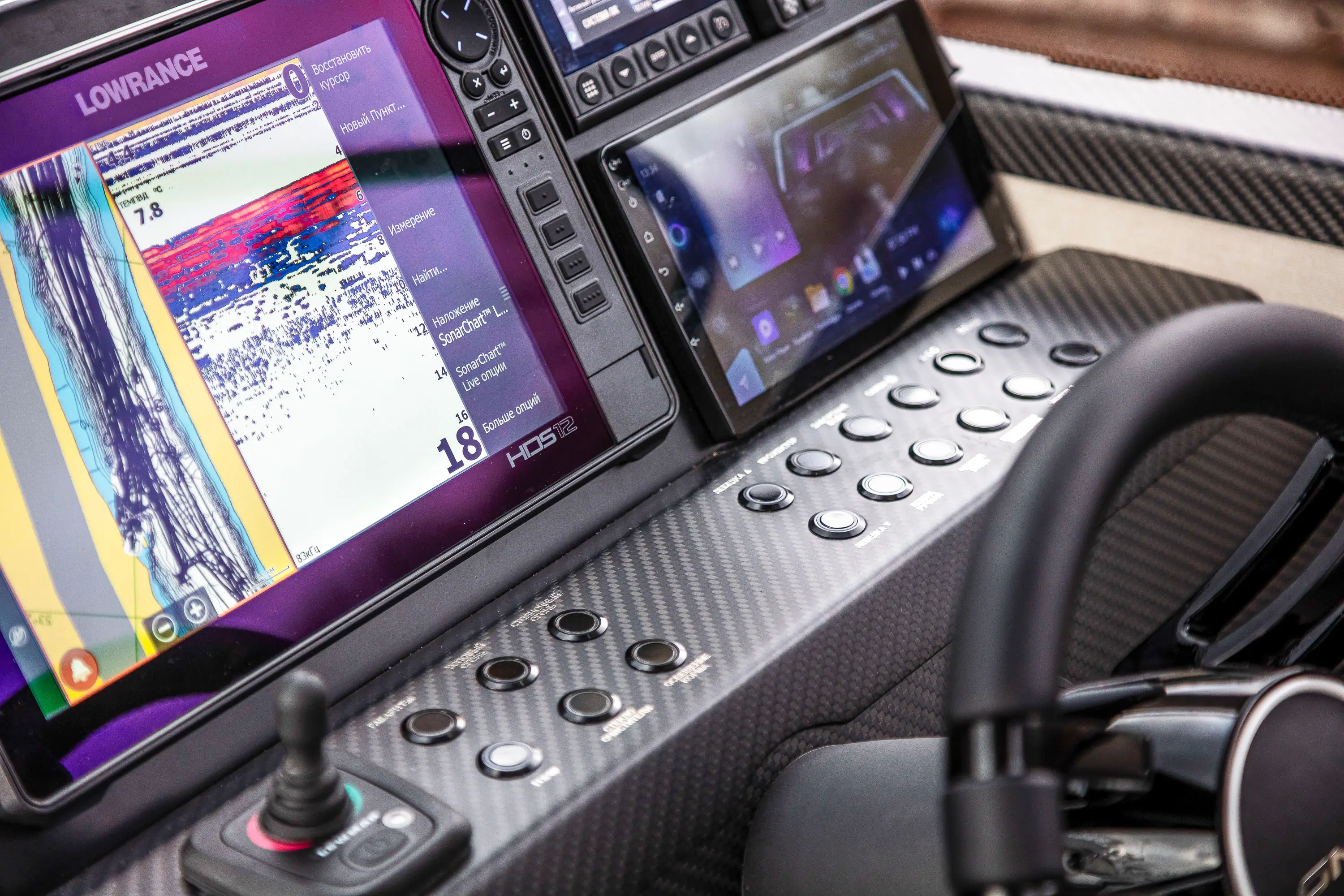 ONIX 850 Cruiser белый — на якоре