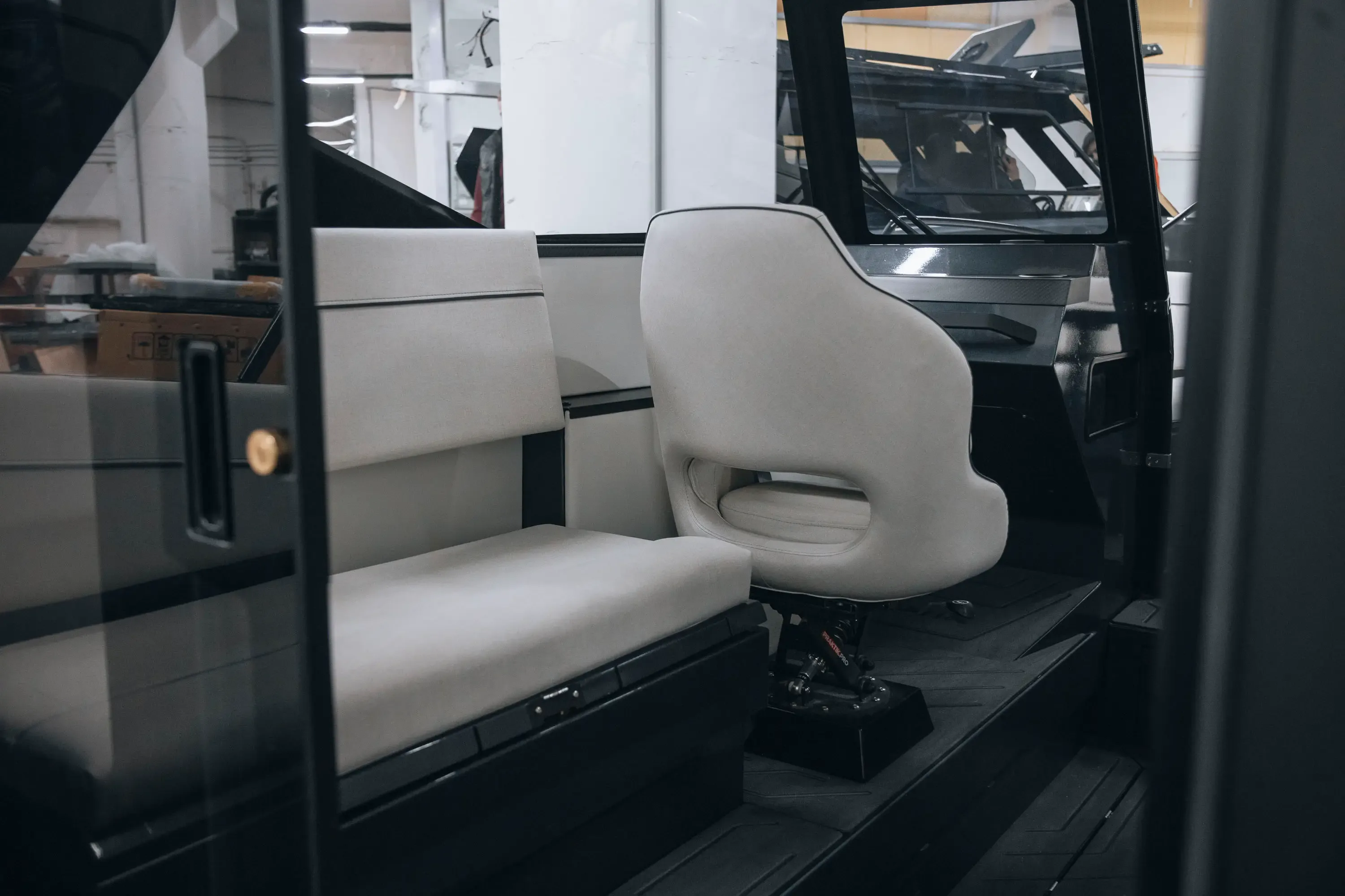 ONIX 680 Кабинный — Рулевой пост