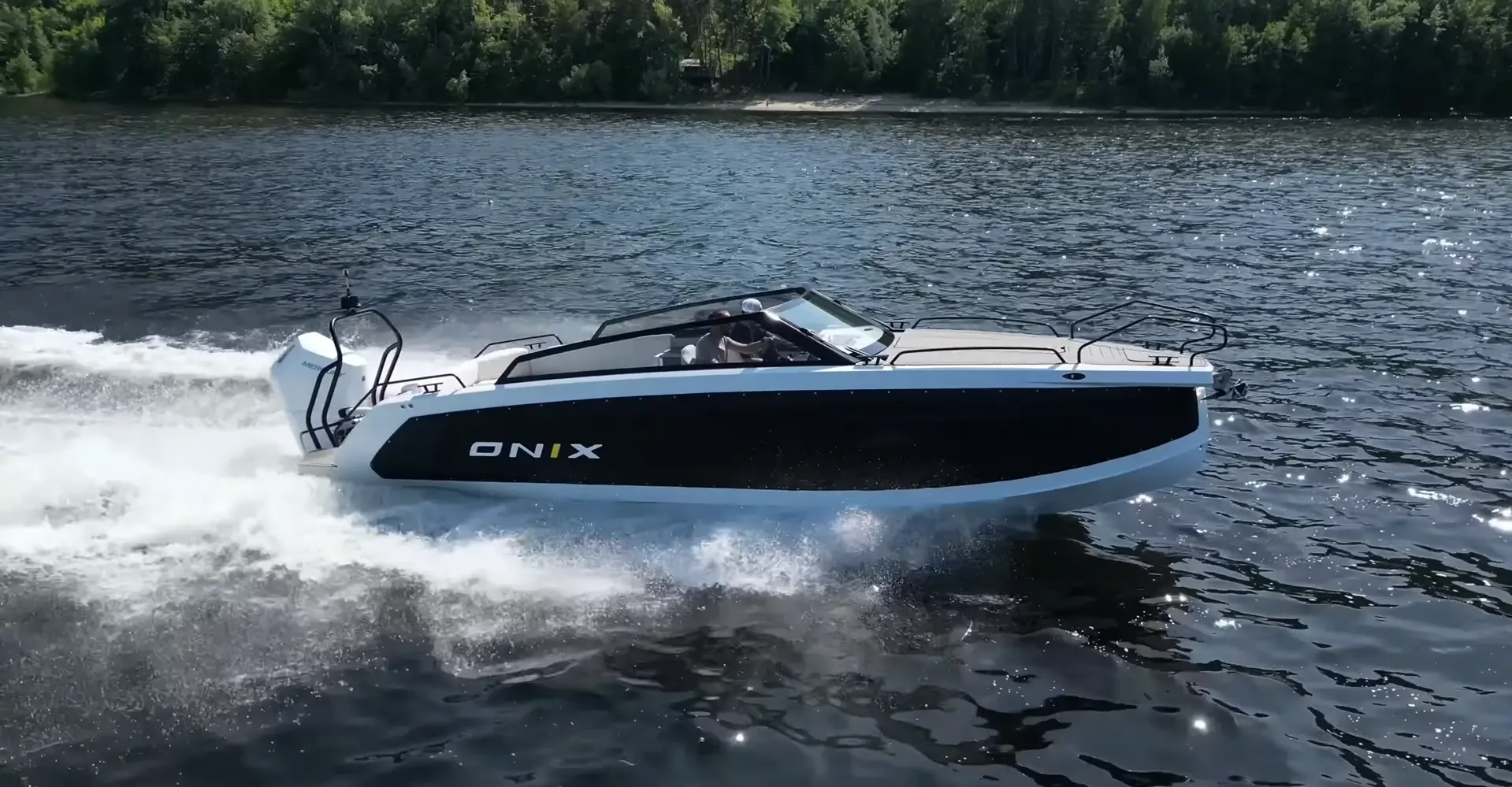 ONIX 850 Day Cruiser — спереди