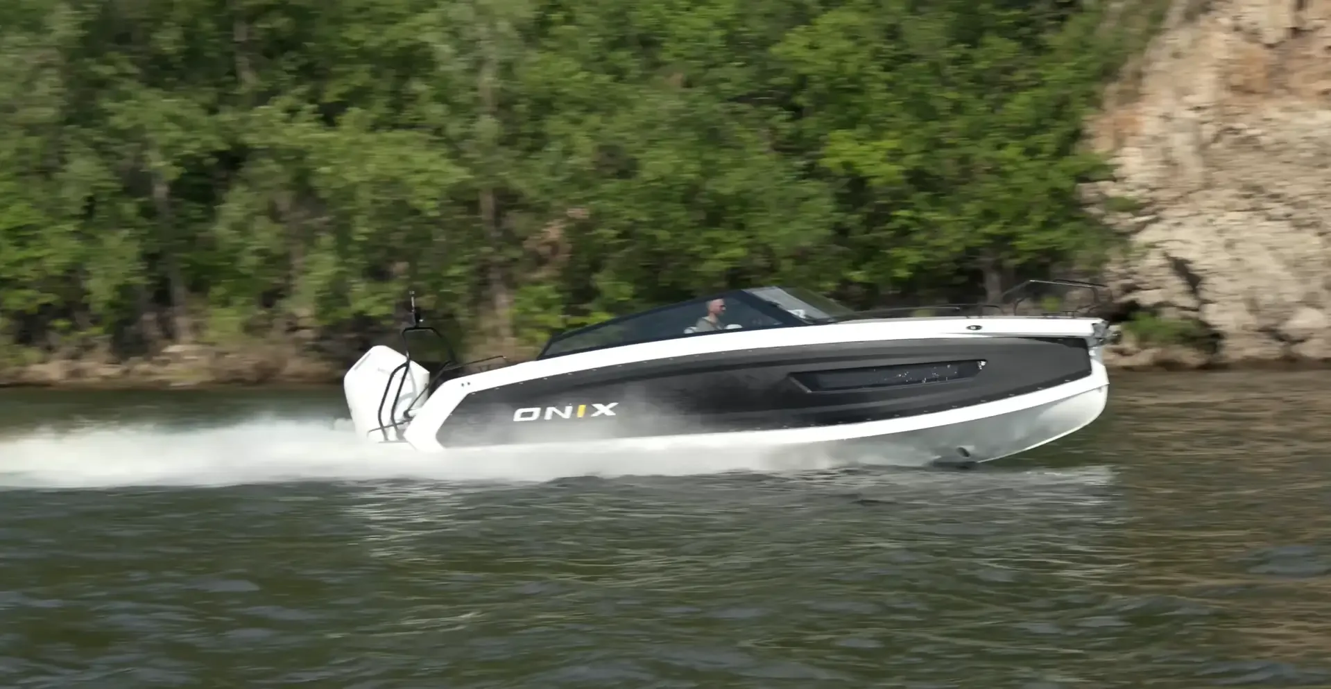 ONIX 850 Day Cruiser — вид сбоку